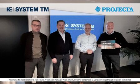 System TM ja Projecta yhteistyöhön Vasemmalta tuotepäällikkö Jani Hiula Area Sales Manager Allan Them CSO Per Jørgensen ja varatoimitusjohtaja Sebastian Tamminen